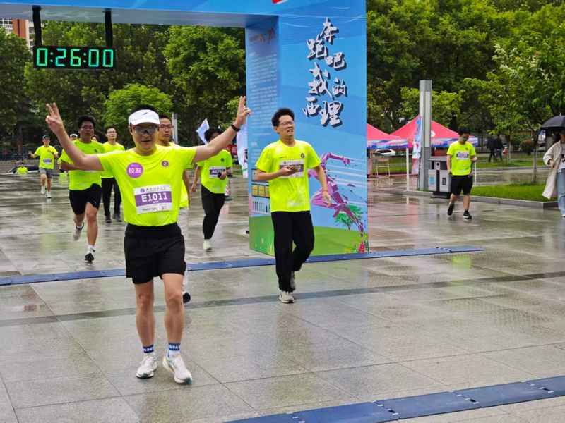 校园体育 · 操场校友路跑冲线计时（计时牌 0:26:00）